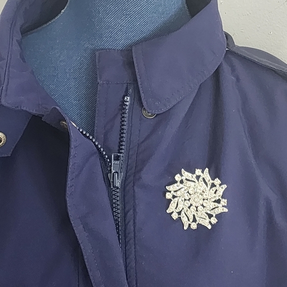 Silver and Crystal Flower Brooch Pin - Picture 5 of 5